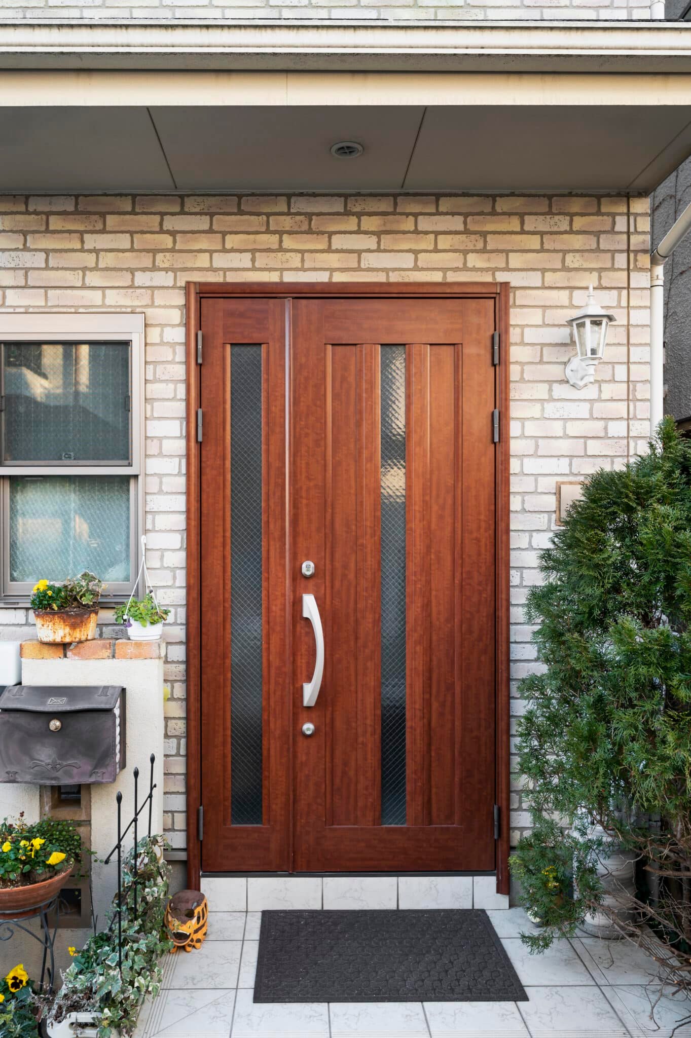wood-house-entrance-dark-mat-scaled